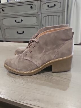 Universal Threads Women's Taupe Fuax Suede Ankle Bootie with Block Heel size 8